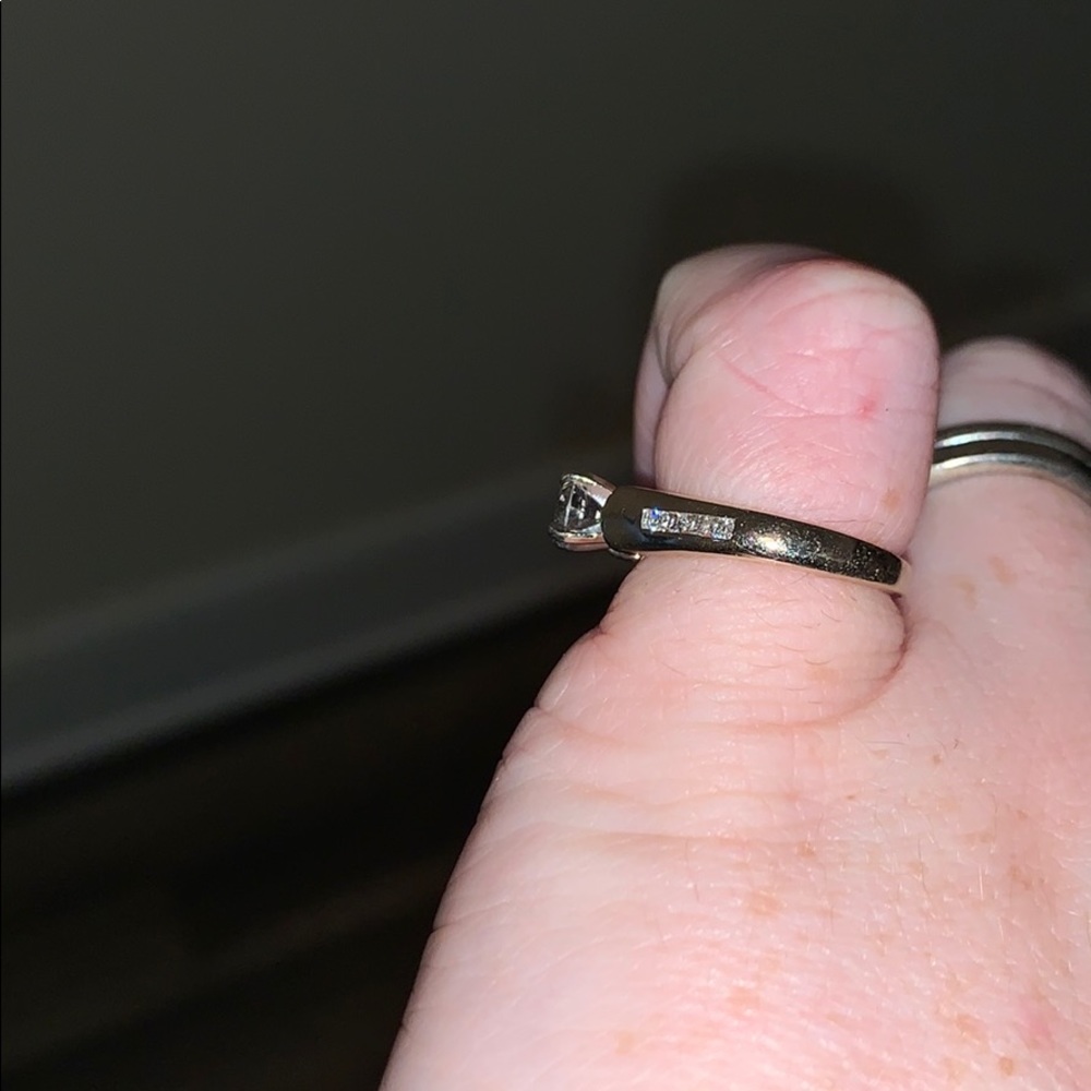 Engagement ring - Picture 4 of 8
